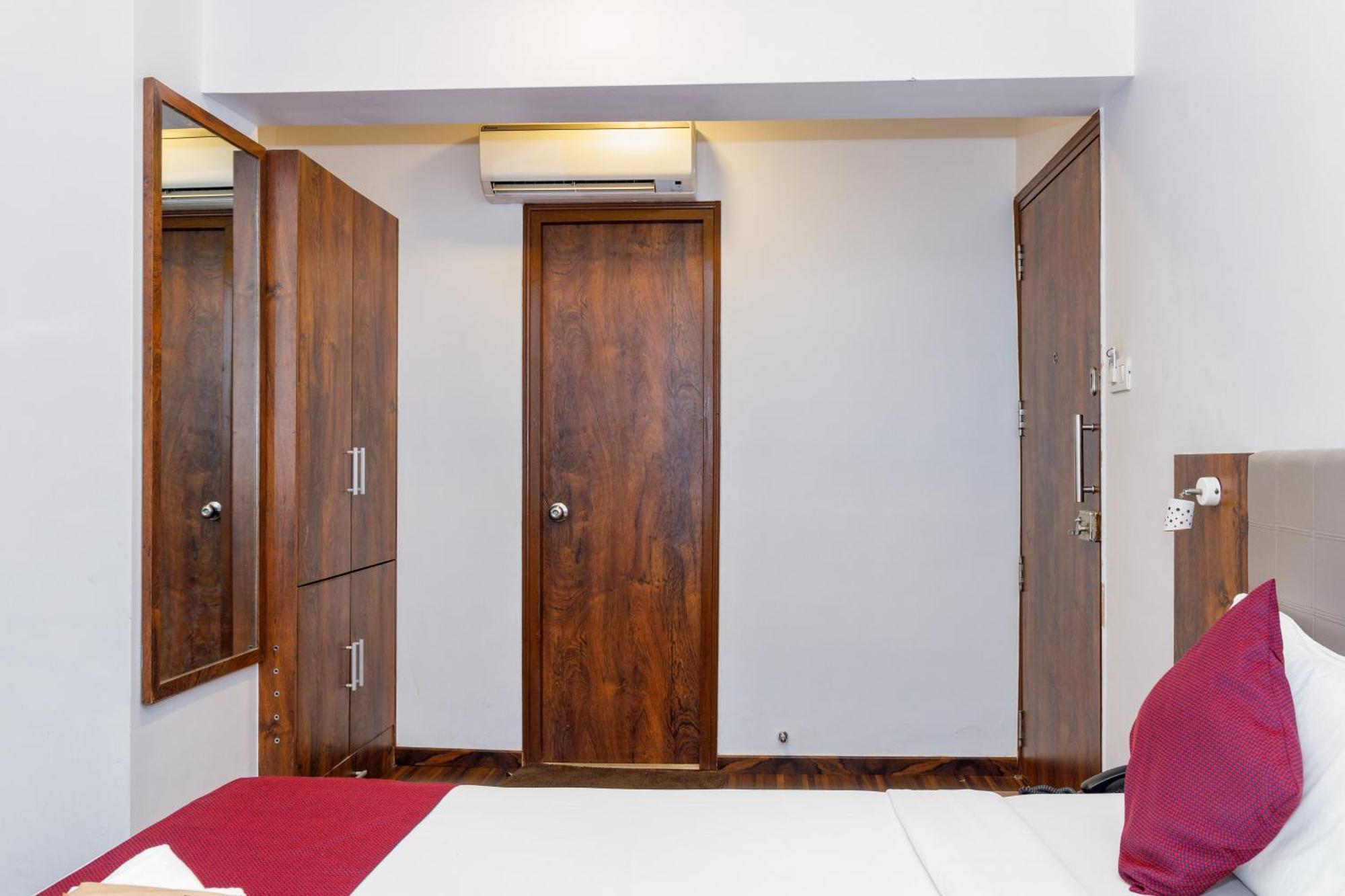 מומביי J Hotel And Banquets מראה חיצוני תמונה